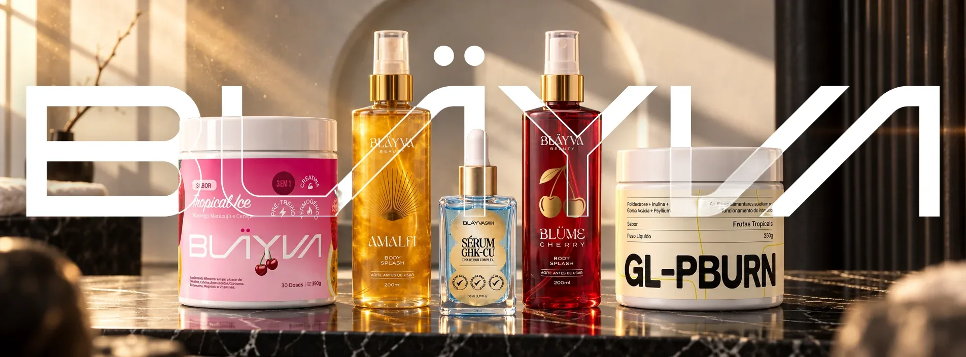 BLÄYVA: Pré-Treino, Body Splash Amalfi, Sérum GHK-Cu, Body Splash Blüme Cherry e GLP Burn numa bancada de mármore à luz do sol